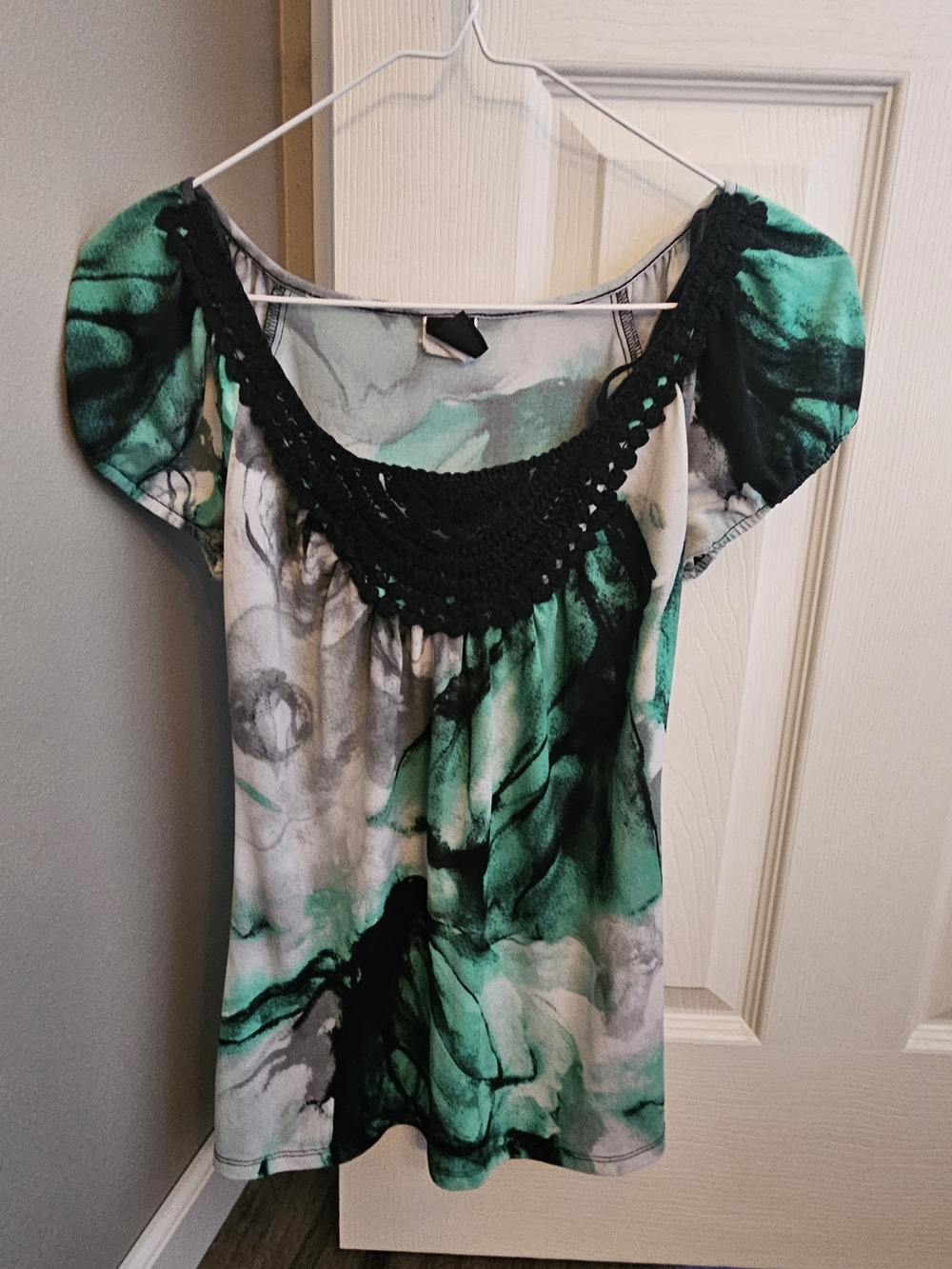 Wrapper Green and Black Crochet Scoop-Neck Women's Top